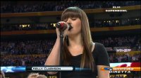 L'inno Usa cantato da Kelly Clarkson inaugura il SuperBowl numero 46