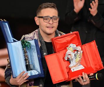 Sanremo 2014, Rocco Hunt vince le Nuove Proposte con ''Nu juorno buono''